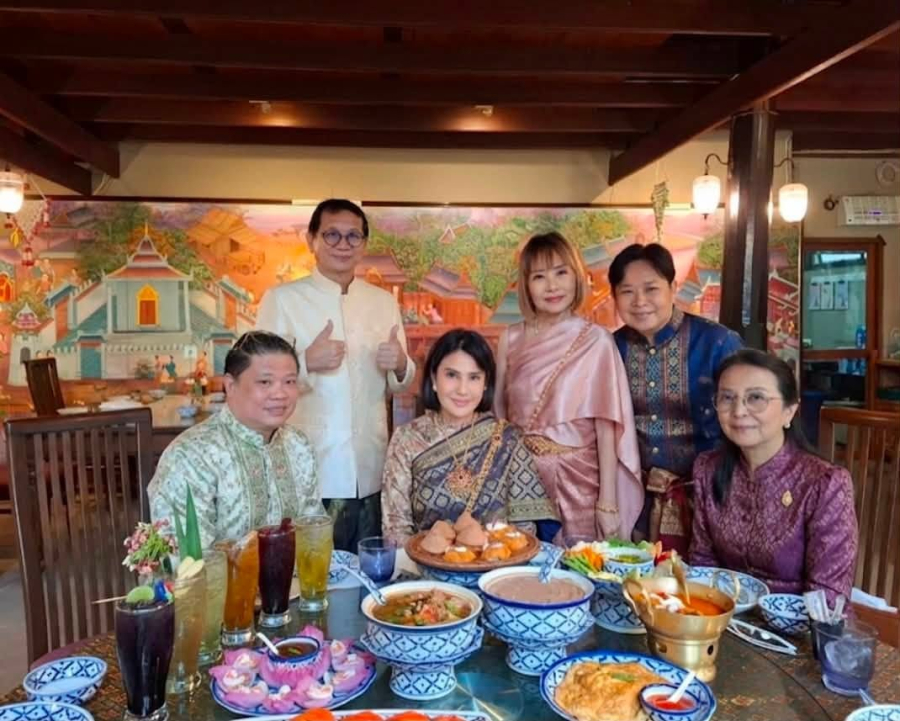 ใครกำลังมองหาที่พักบรรยากาศอบอุ่น เงียบสงบ และได้ใกล้ชิดธรรมชาติ ทับขวัญรีสอร์ท เป็นอีกหนึ่งที่ที่น่าแวะมาพักมาก ๆ   บรรยากาศร่มรื่น เหมาะกับการมาพักผ่อนแบบสบาย ๆ จะมาคนเดียว มาเป็นคู่ หรือมากับครอบครัวก็ลงตัว ให้ความรู้สึกเหมือนได้หลีกหนีความวุ่นวาย แล้วมาชาร์จพลังแบบเต็ม ๆ