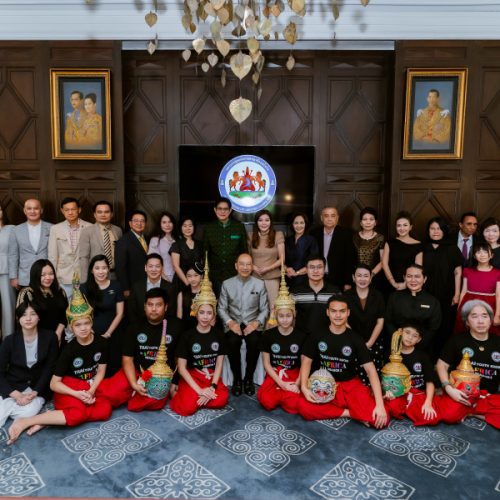กงสุลใหญ่กิตติมศักดิ์ราชอาณาจักรเลโซโท ผนึกกำลังภริยา “มาดามจอย” อวัสดา จับมือโรงเรียนรัตนโกสินทร์สมโภชน์ บางขุนเทียน สร้าง “ทูตวัฒนธรรม” รุ่นใหม่ พาโขนเยาวชนไทยสู่เวทีโลก