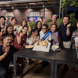 Happy Birthday เอิร์ธ สายสว่าง เรียกว่า ยังคงเป็นที่รักของเหล่าเซเลบริตี้ และ สื่อมวลชนสายไลฟ์สไตล์ เช่นเดิม สำหรับ เอิร์ธ สายสว่าง ฉายา “เจ้าแม่แห่งวงการประชาสัมพันธ์โรงแรม” เหมือนเดิม